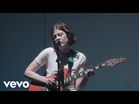 Porridge Radio - A Hole In The Ground (Official Video)